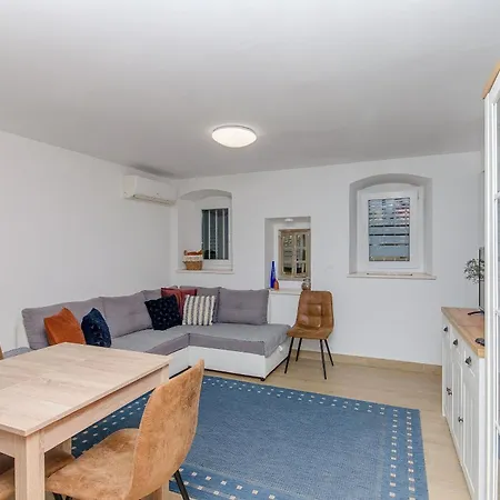 Apartment Sweet Nest Split